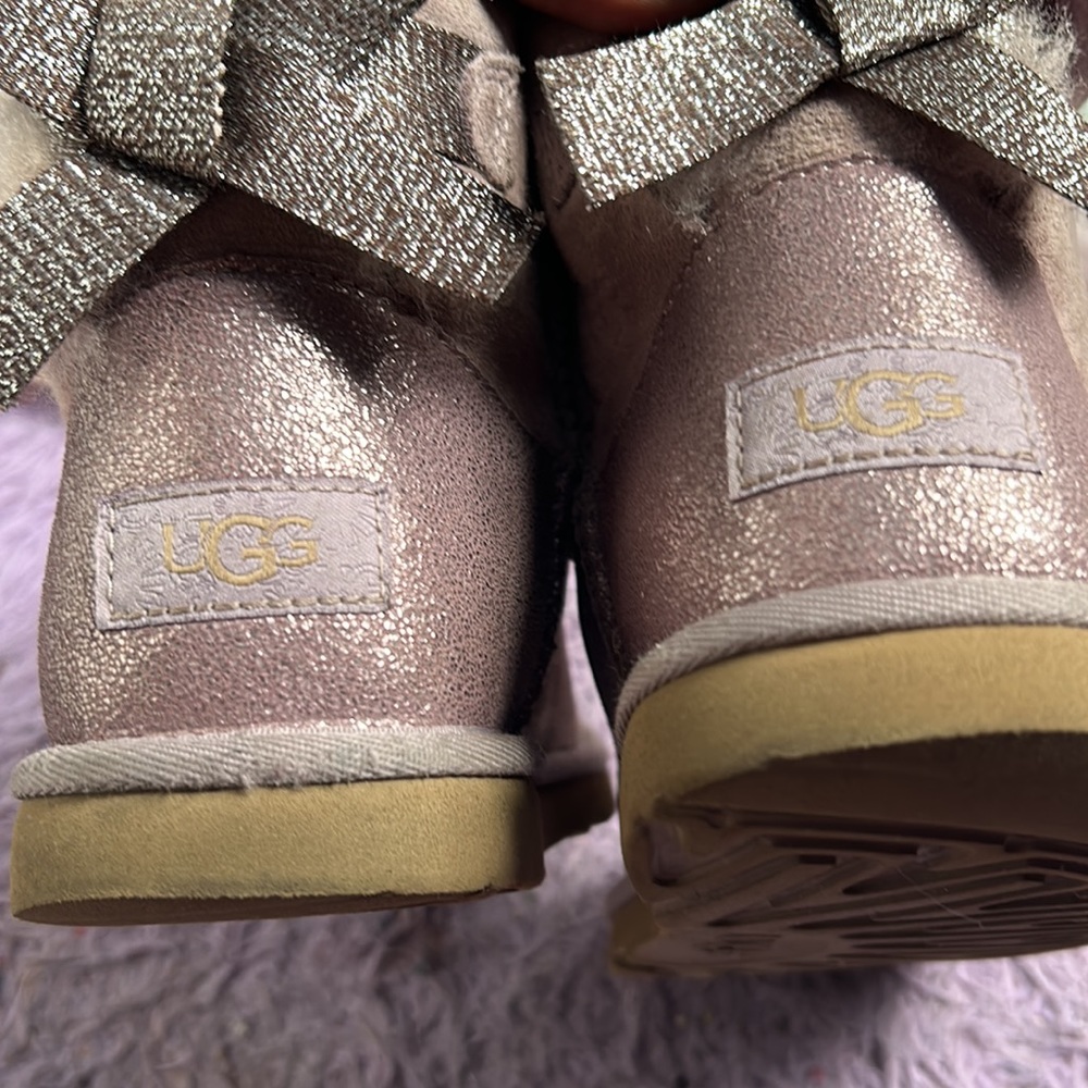 Ugg size 4.. ok condition..